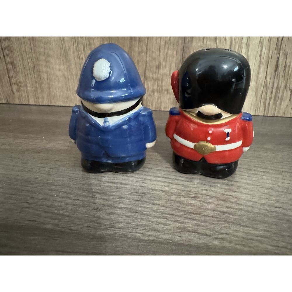 Yarto Europe Policeman & Guardsman Salt & Pepper Shakers Small